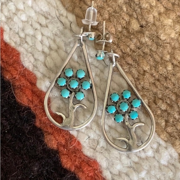 Vintage Zuni petit point turquoise flower earrings Native American earrings - Picture 2 of 5